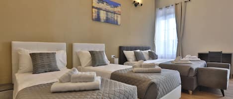 Escritorio, espacio para trabajar con laptop y wifi gratis