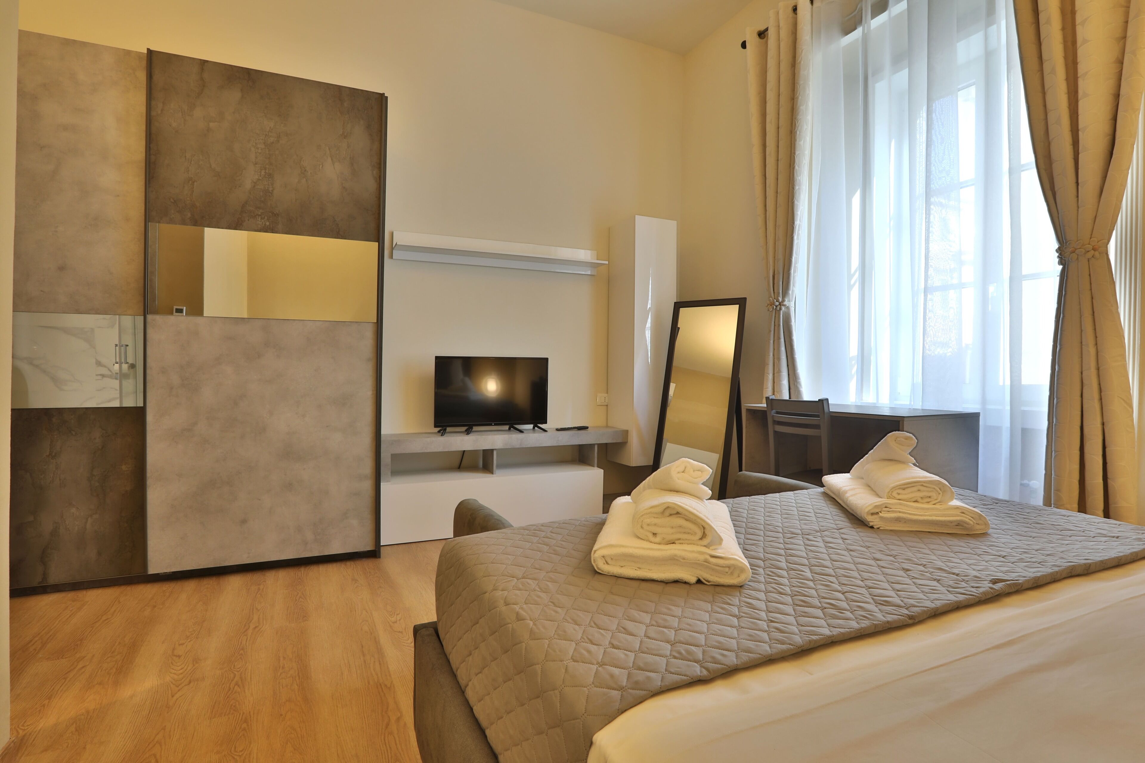 Kamar Ekonomi, pemandangan kota | Meja kerja, ruang kerja ramah laptop, dan Wi-Fi gratis