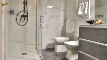 Suihku, hiustenkuivaaja, pyyhkeet, saippua