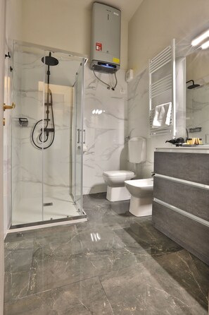 Shower, perlengkapan mandi gratis, pengering rambut, dan handuk