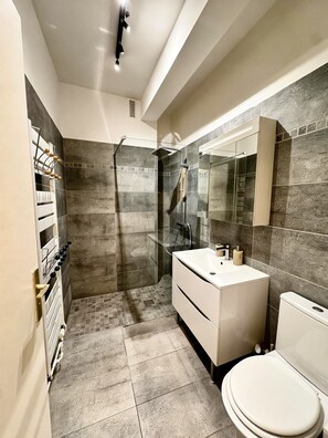 Shower, towels, soap, toilet paper - Exceptional apartment with private garden (Neuilly-sur-Seine)