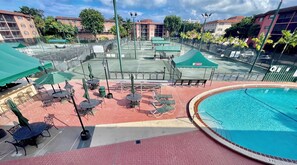 Outdoor pool - Cozy condo with lots of perks for your maximum comfort (Fort Lauderdale)