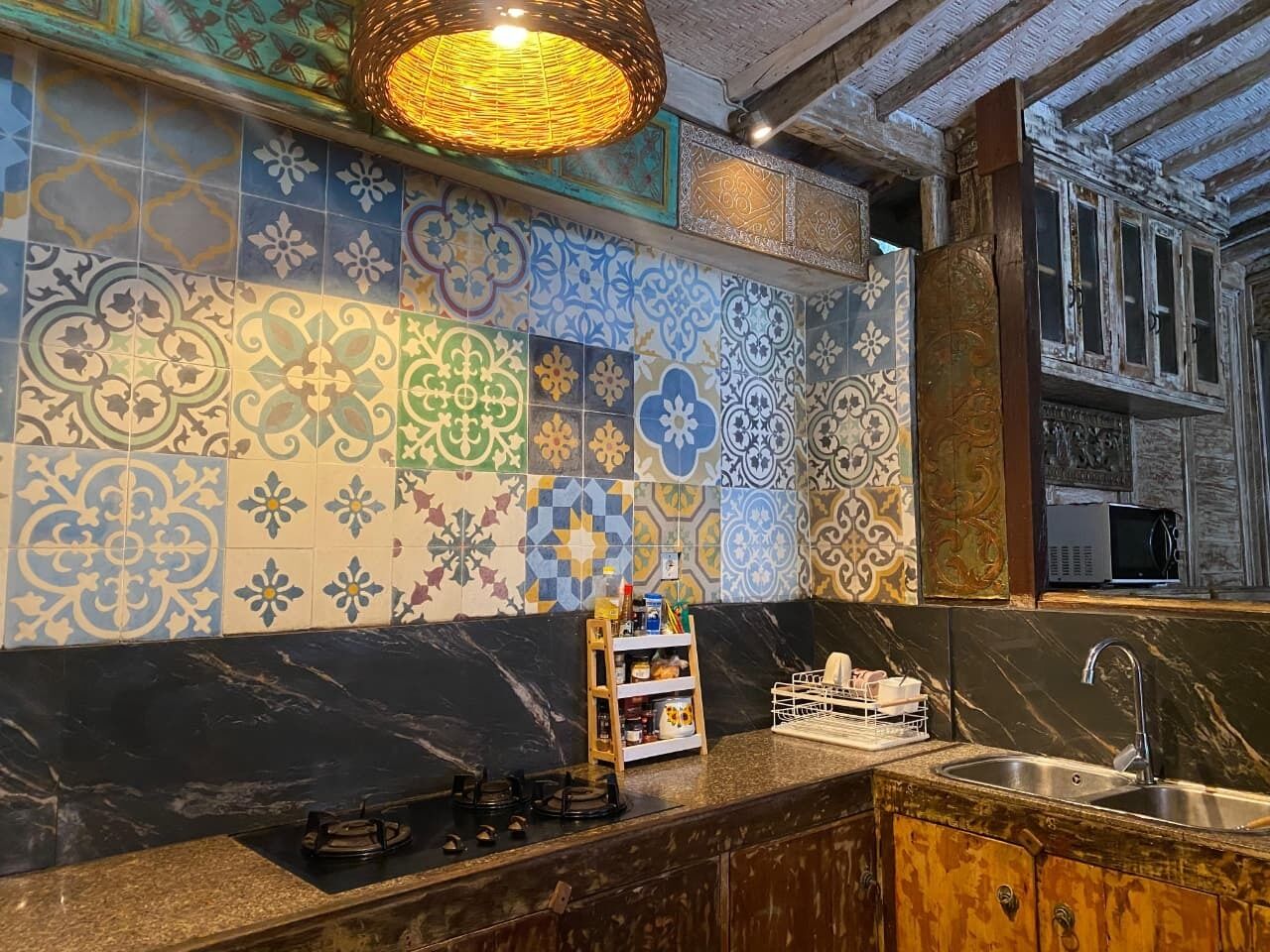 Een koelkast, een kookplaat, een vaatwasser, kookgerei, borden en bestek