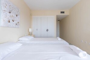 Een strijkplank/strijkijzer, reisbedje, gratis wifi, beddengoed