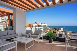 Property grounds - Mediterranean Views Apartment in Exclusive El Higueron (Málaga)