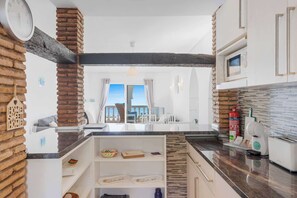 Wasserkocher mit Kaffee-/Teezubehör, Kühlschrank, Mikrowelle, Ofen