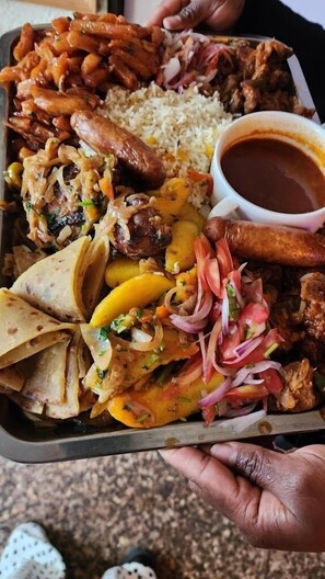 Free daily continental breakfast - Derby Place Lounge Karatina (Karatina)