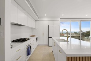 Frigorífico, microondas, horno y placa de cocina