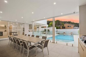 Una piscina al aire libre