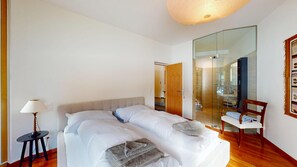 3 bedrooms, Internet, bed sheets - Spacious 4. (Samedan)