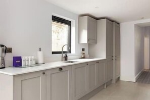 Fridge, microwave, oven, stovetop - New! Spacious 3BR House Btwn Clapham & Battersea (Greater London)