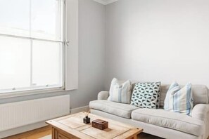 TV - New! Spacious 3BR House Btwn Clapham & Battersea (Greater London)