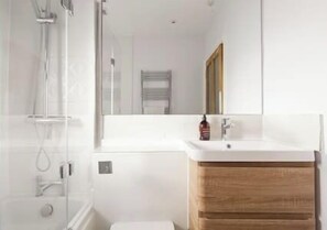 Bathroom - New! Spacious 3BR House Btwn Clapham & Battersea (Greater London)