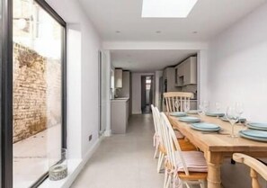 Dining - New! Spacious 3BR House Btwn Clapham & Battersea (Greater London)