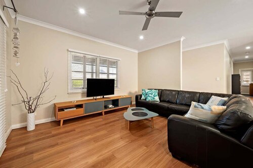 Coastal Cues @ Caves | Relaxed Beachside Retreat with Verandah & Fenced Yard