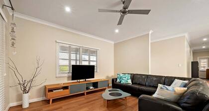 Coastal Cues @ Caves | Relaxed Beachside Retreat with Verandah & Fenced Yard