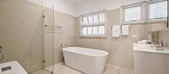 Coastal Cues @ Caves | Relaxed Beachside Retreat with Verandah & Fenced Yard