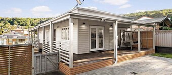 Coastal Cues @ Caves | Relaxed Beachside Retreat with Verandah & Fenced Yard