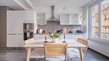 Jääkaappi, mikroaaltouuni, uuni, liesi