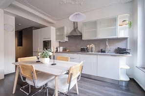 Réfrigérateur, four à micro-ondes, un four, surface de cuisson
