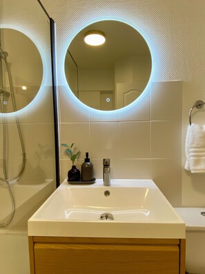 Secador de cabelo, toalhas de banho, sabonete, shampoo