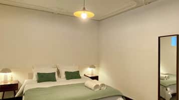 1 quarto, ferros/tåbuas de passar roupa, berço de viagem