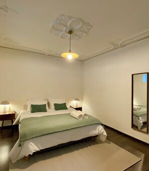 Ferros/tábuas de passar roupa, berço de viagem, Wi-Fi de cortesia