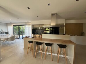 Fridge, microwave, oven, stovetop - Contemporary villa with all comforts, perfect for family stays! (Marignane)