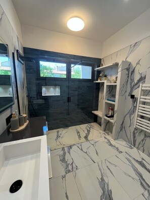 Dusche, Haartrockner, Handtücher