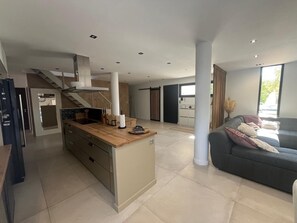 Interior - Contemporary villa with all comforts, perfect for family stays! (Marignane)