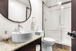 Shower, hair dryer, towels - Splendid Mountain View 2BR Condo W/Pool & Hot Tub! (Canmore)