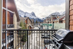Property grounds - Splendid Mountain View 2BR Condo W/Pool & Hot Tub! (Canmore)