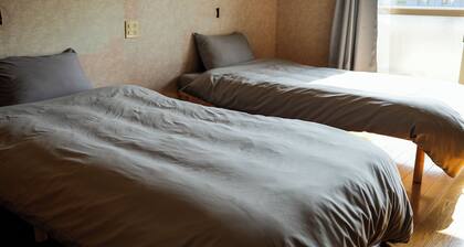 Sleeps 7 | Walking Distance to PayPay Dome | Top-Floor 80s Ownerâs House