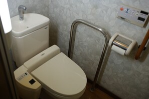 Secador de pelo, toallas, jabón, papel higiénico