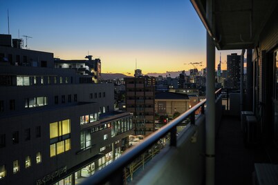 Sleeps 7 | Walking Distance to PayPay Dome | Top-Floor 80s Owner’s House