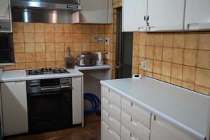 Jääkaappi, mikroaaltouuni, liesi, vedenkeitin