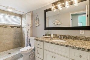 Shower, hair dryer, towels, soap - Heated Pool & Beach Days, Cozy 3bd Family Home, Games (Largo)