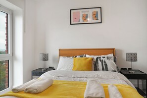 1 bedroom, iron/ironing board, WiFi, bed sheets - Stylish Central Apt: Free Parking|Games| Utilita (Birmingham)