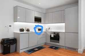 Private kitchen - Stylish Central Apt: Free Parking|Games| Utilita (Birmingham)