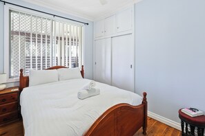 4 slaapkamers, een strijkplank/strijkijzer, gratis wifi, beddengoed