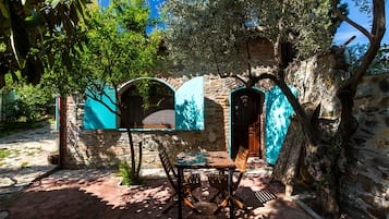 Deluxe-Doppelzimmer, Terrasse, Gartenblick | Zimmersafe, individuell dekoriert, individuell eingerichtet