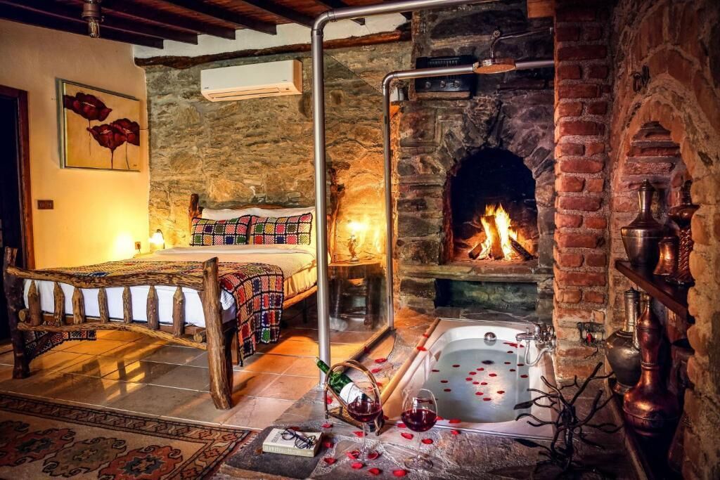 خزنة داخل الغرفة وتجهيزات عازلة للصوت وواي فاي مجانًا