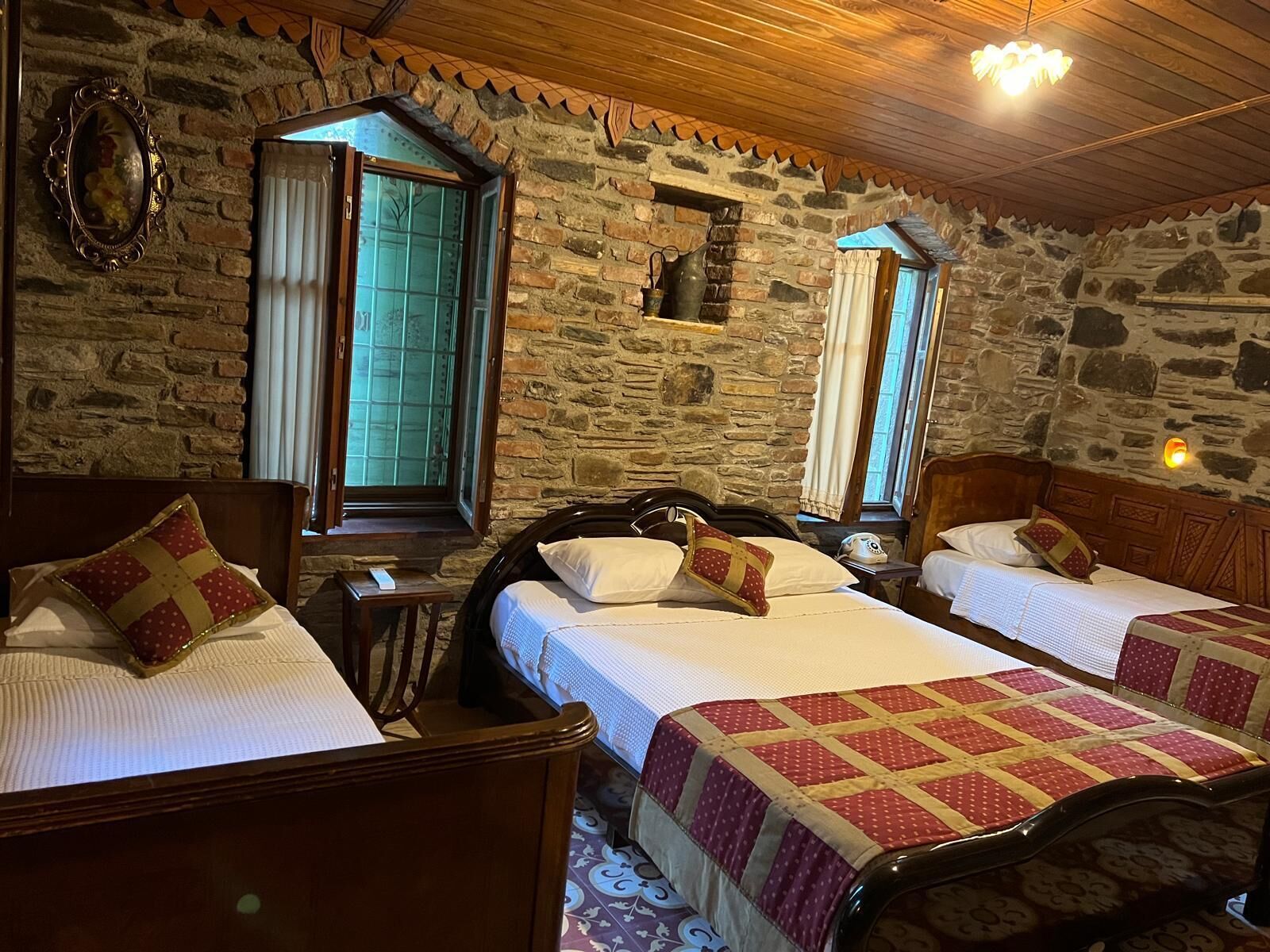 Familiekamer, terras, uitzicht op tuin | Een kluis op de kamer, individueel gedecoreerd, individueel gemeubileerd