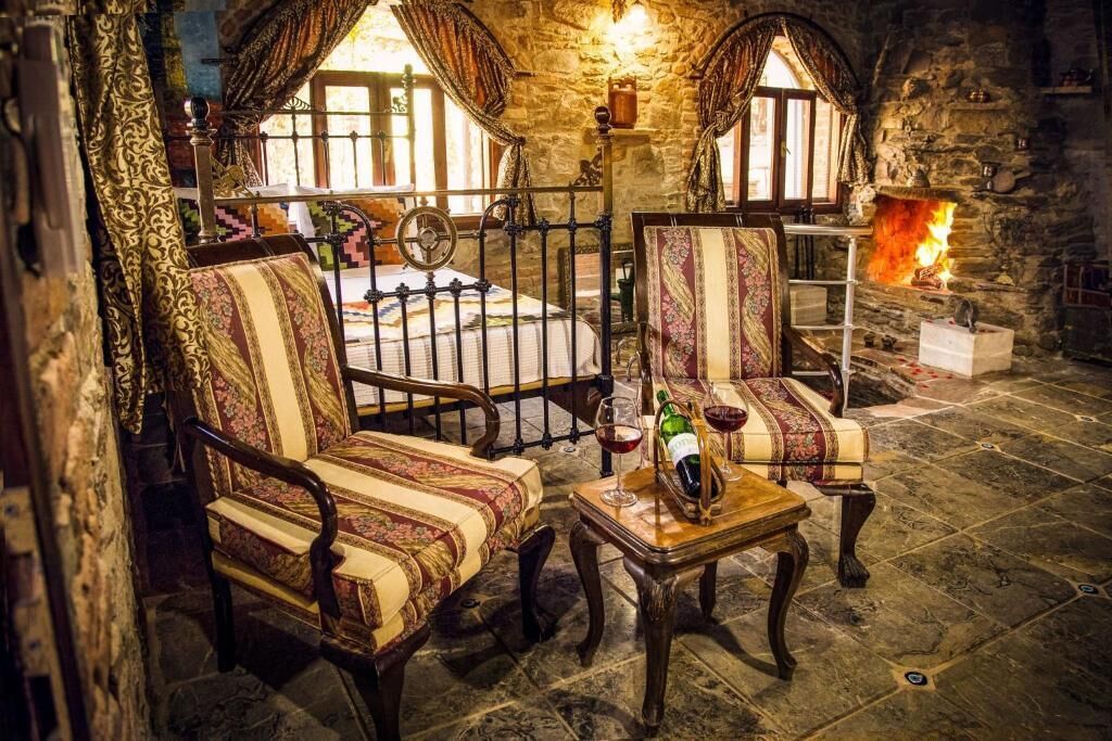 خزنة داخل الغرفة وتجهيزات عازلة للصوت وواي فاي مجانًا