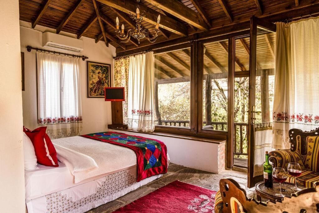 Quarto casal, sacada, vista para o jardim | Cofres nos quartos, individualmente decorados