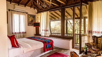 Quarto casal, sacada, vista para o jardim | Cofres nos quartos, individualmente decorados