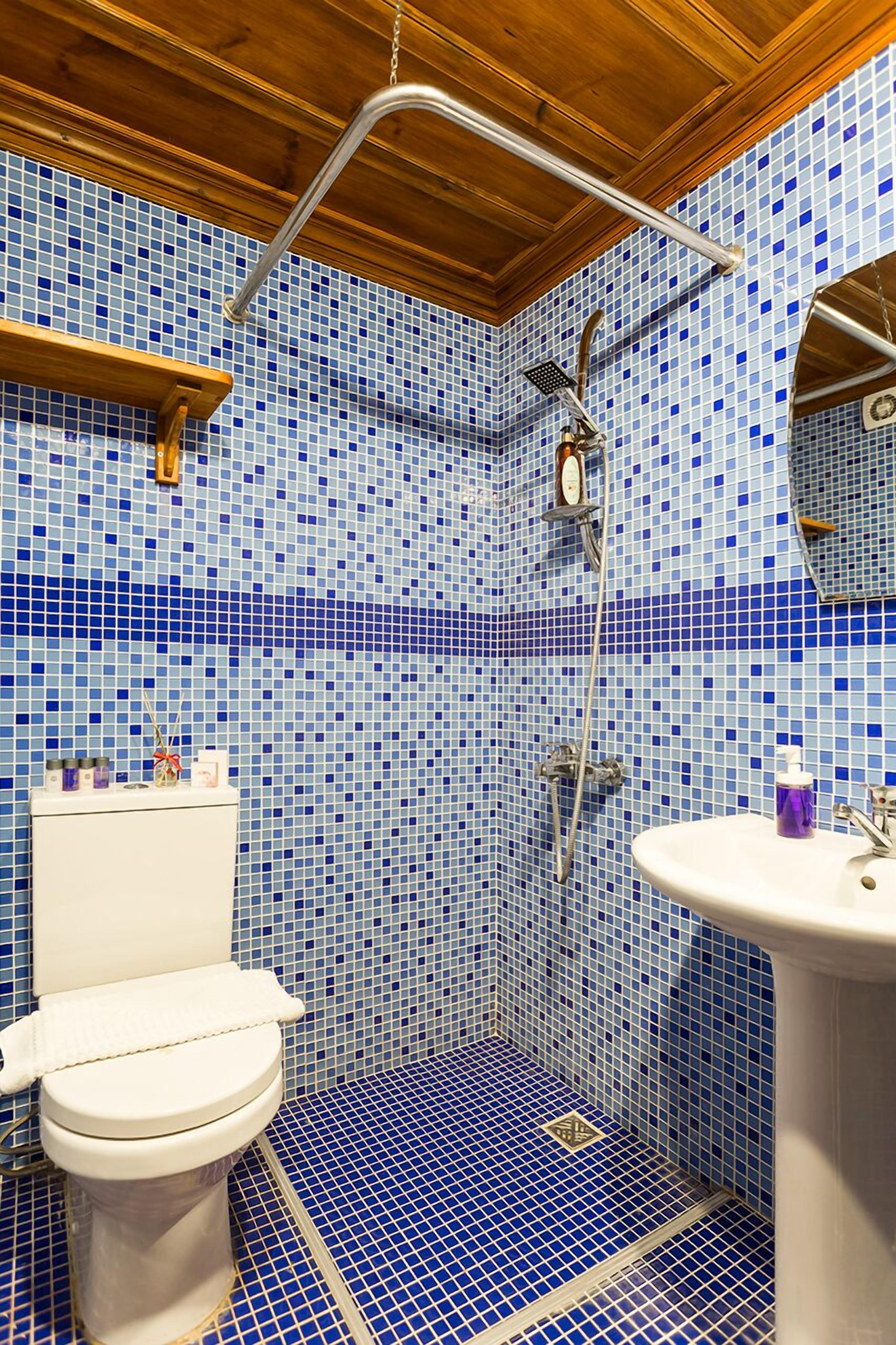 Deluxe Room, 1 Bedroom | In-room safe, individually decorated, individually furnished