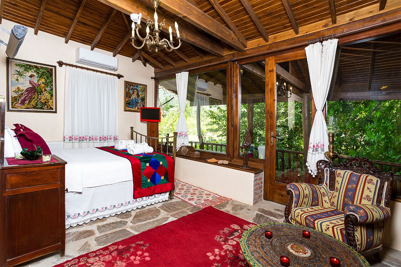 Habitación doble, balcón, vistas al jardín | Caja fuerte, decoración individual, mobiliario individual