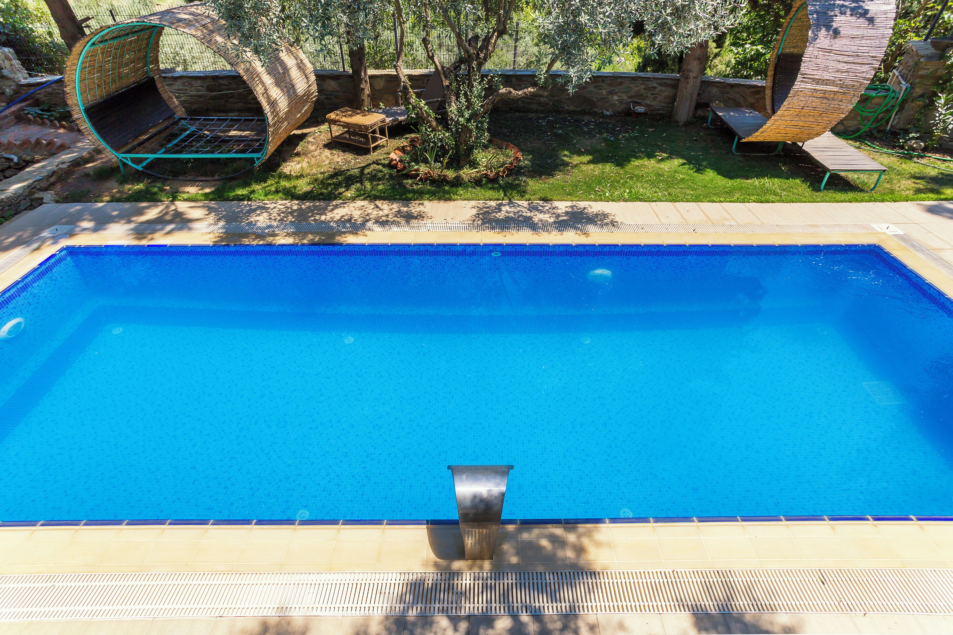 Piscina externa sazonal, guarda-sóis