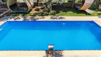 Piscina externa sazonal, guarda-sóis